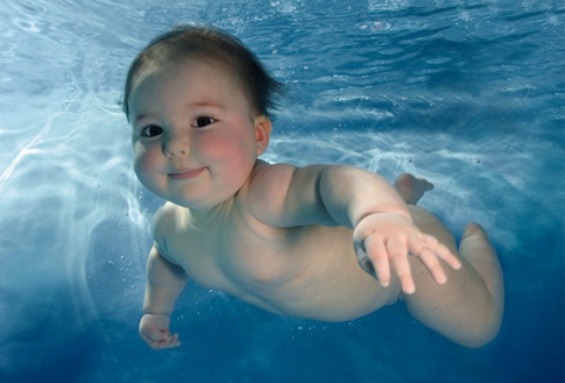 Малыш под водой!
